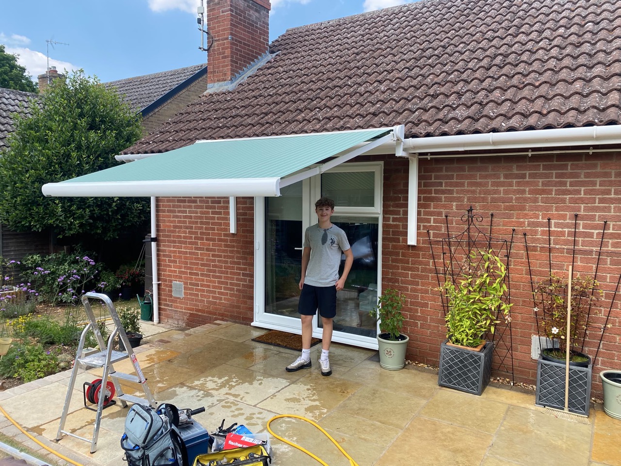 Single awning on a load-bearing gutter bracket — clean architectural finish